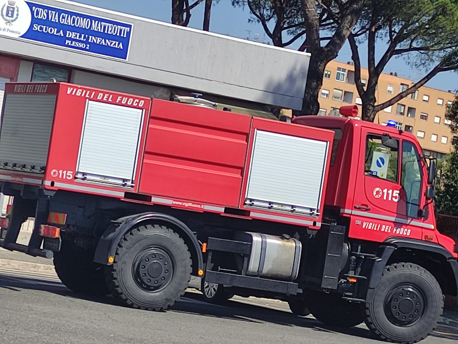 Incendio vicino l'asilo a Pomezia