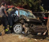 Auto centra un albero nel comune di Colonna ai Castelli