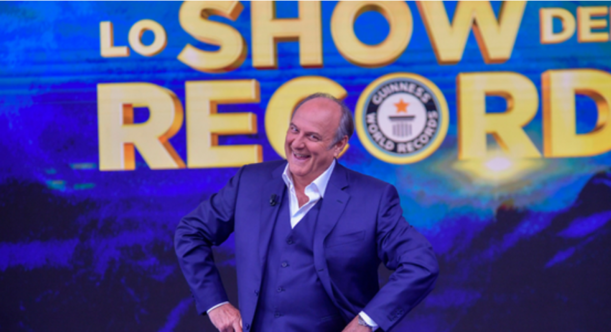 Gerry Scotti che conduce lo show dei Record, ascolti tv