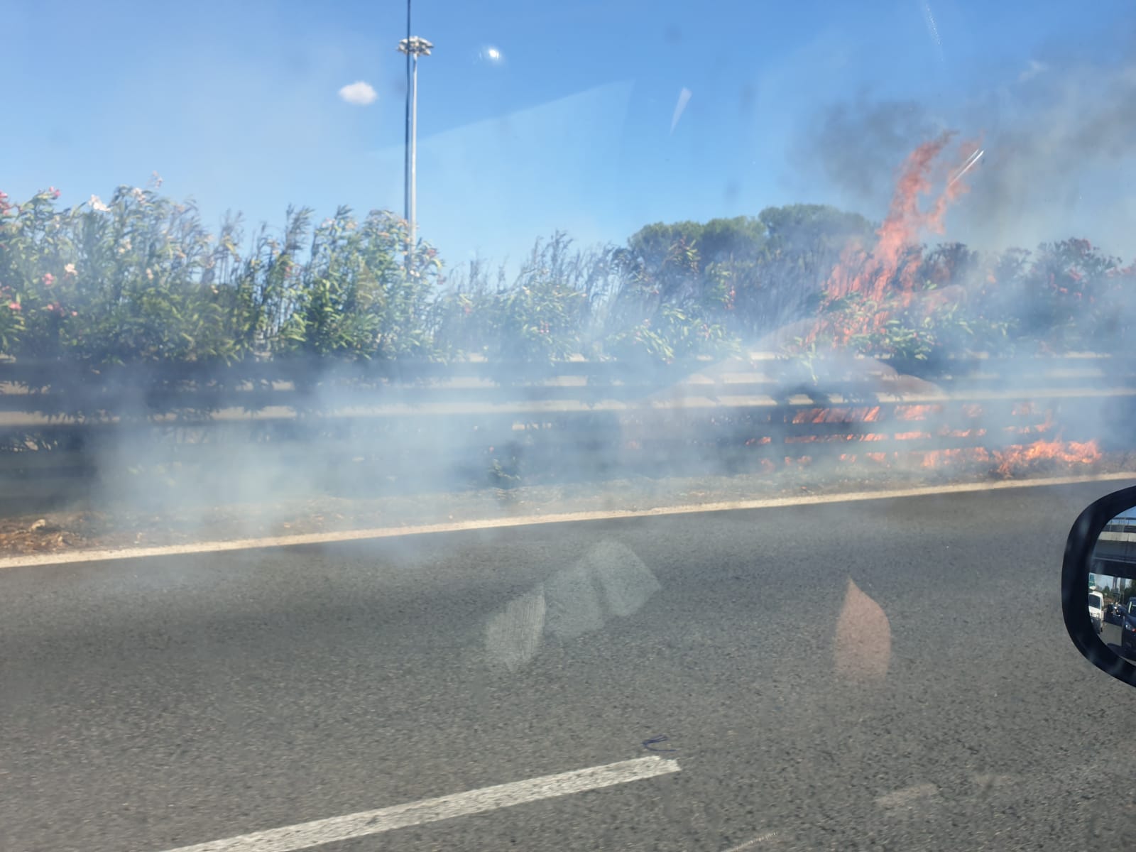 Pontina: ancora incendi in strada