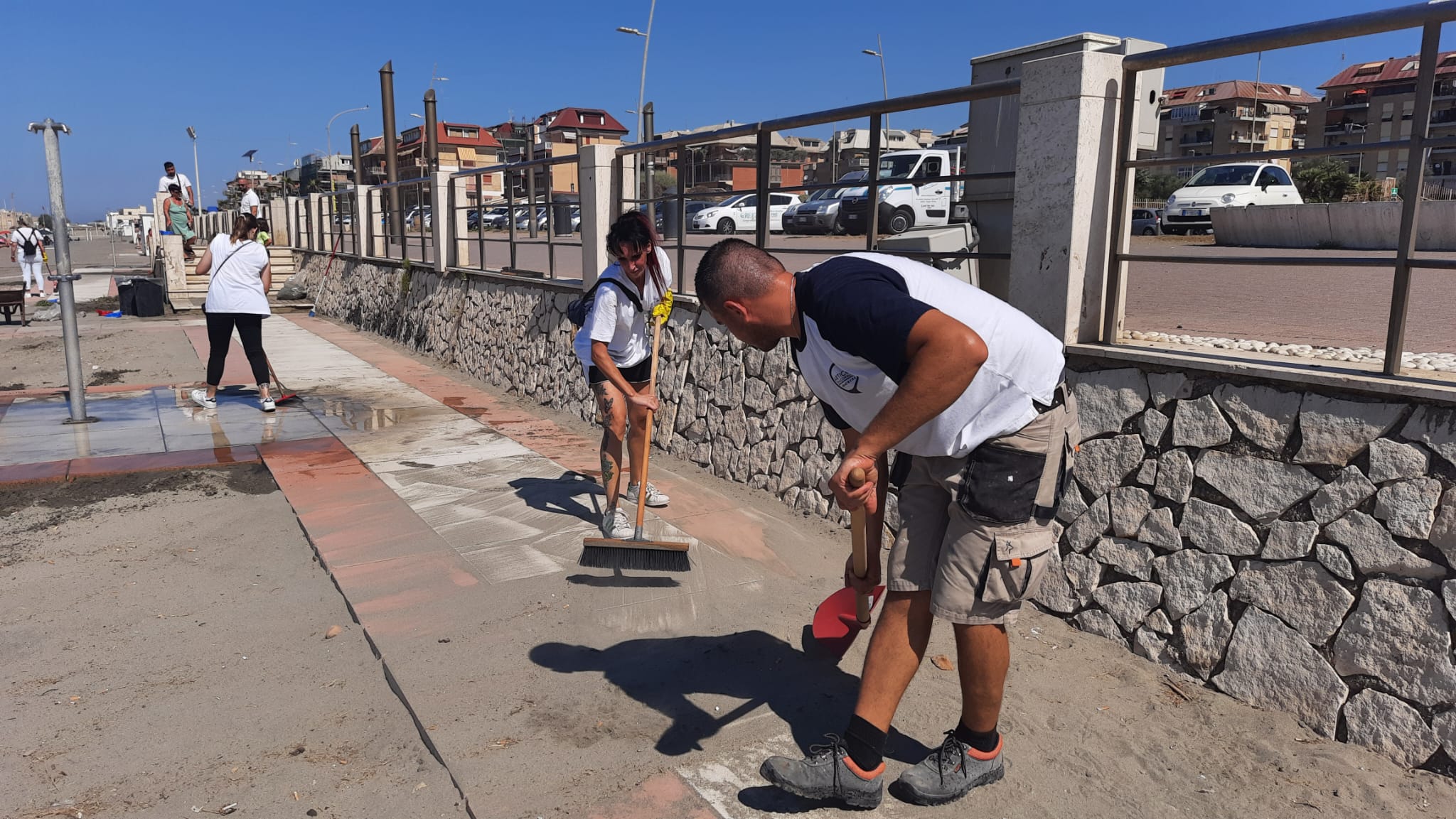 pulizia spiaggia Ostia