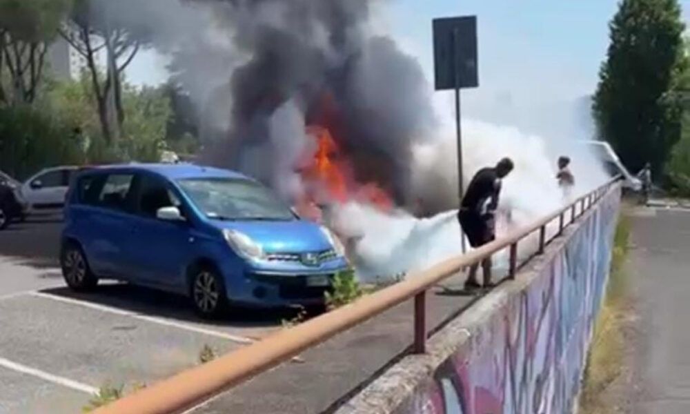 Incendio auto Tor Bella Monaca