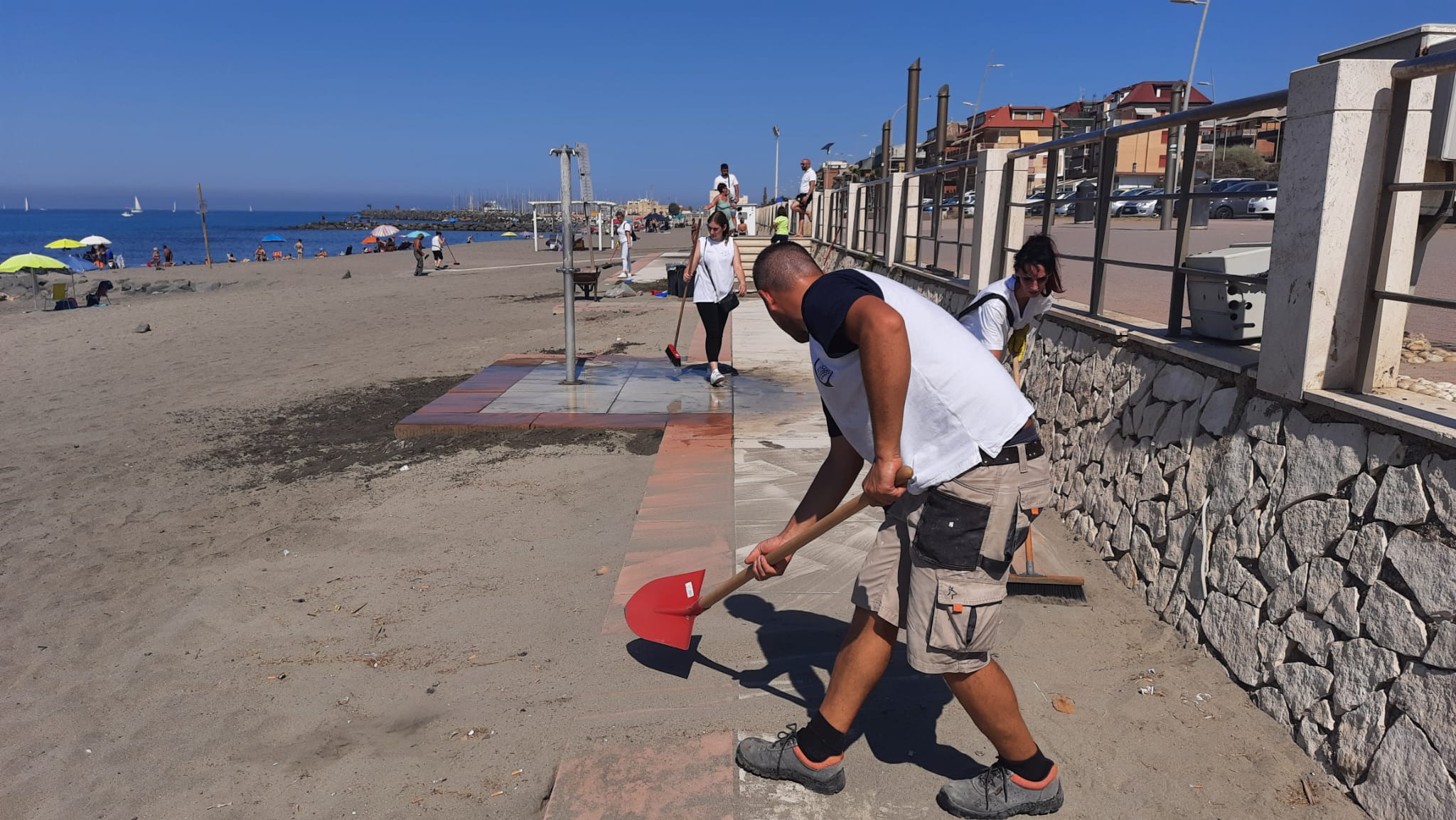 pulizia spiaggia Ostia