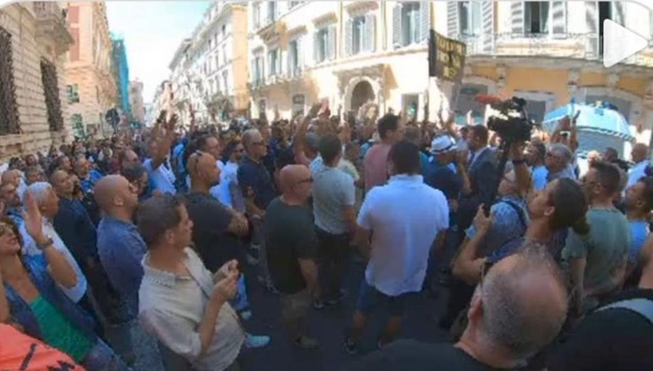 Roma, non si ferma la protesta dei tassisti. Tensioni davanti palazzo Chigi anche oggi
