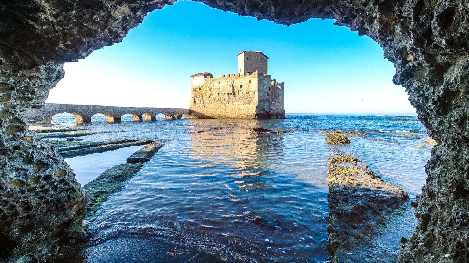 Nettuno, maltempo: crolla un pezzo di Torre Astura