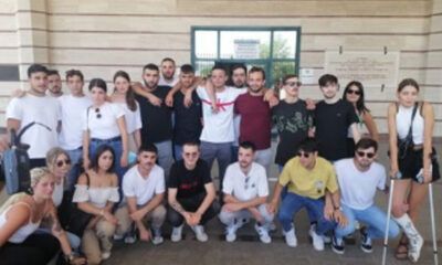 Amici di Willy Monteiro davanti al tribunale dopo la sentenza di condanna all'ergastolo per i fratelli bianchi