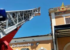 Scala dei Vigili del Fuoco intervenuti alla stazione di Civitavecchia per il crollo di un cornicione