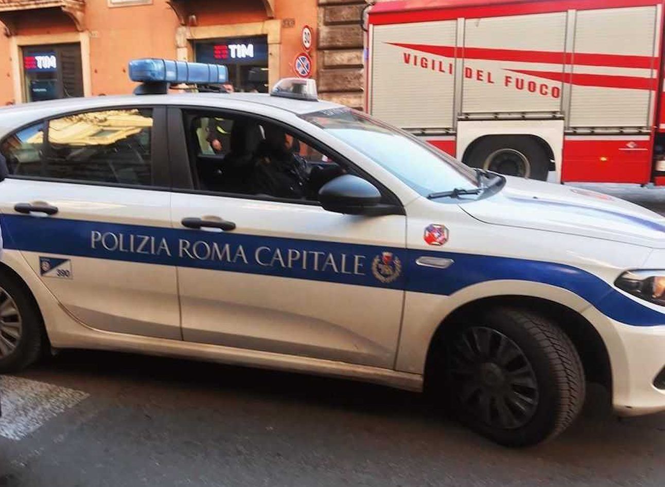 vigili del fuoco - polizia locale incendio vicino scuola zona collatina