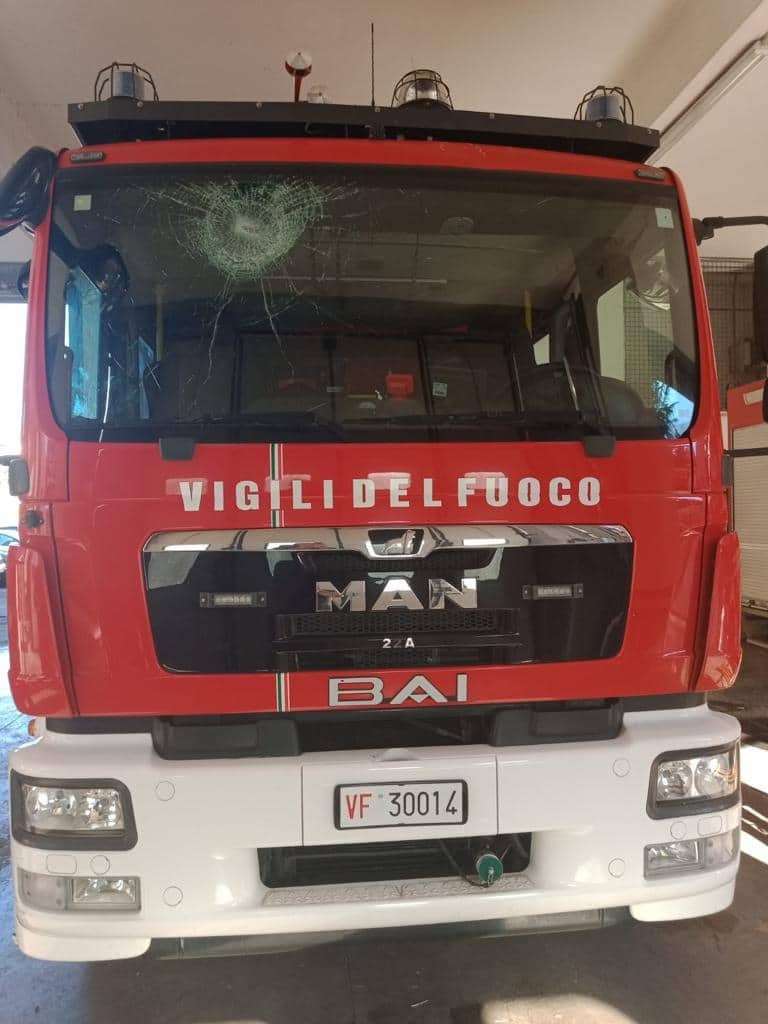 Ardea vigili del fuoco presi a sassate