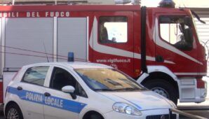 Polizia Locale e Vigili del Fuoco intervenuti sulla tangenziale est per auto in fiamme