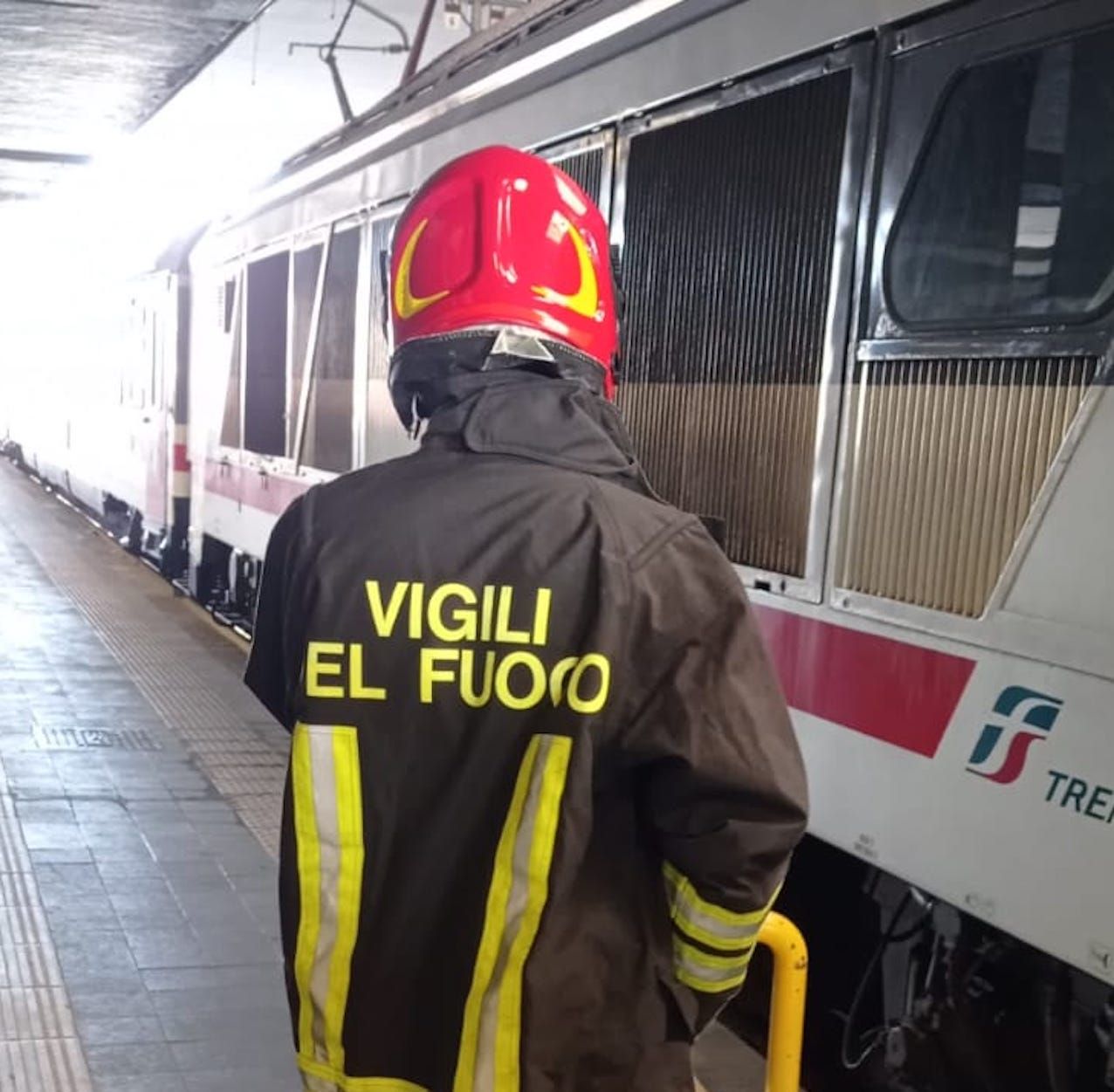 Muore sotto un treno a Termini