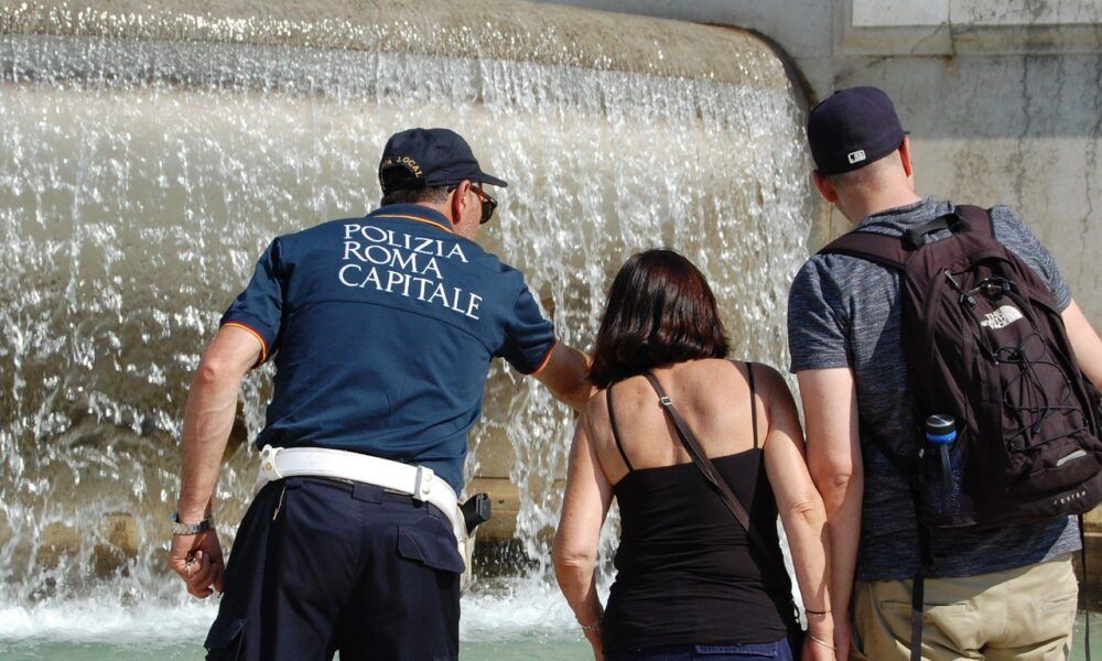 Turista nella fontana di Campo de' Fiori