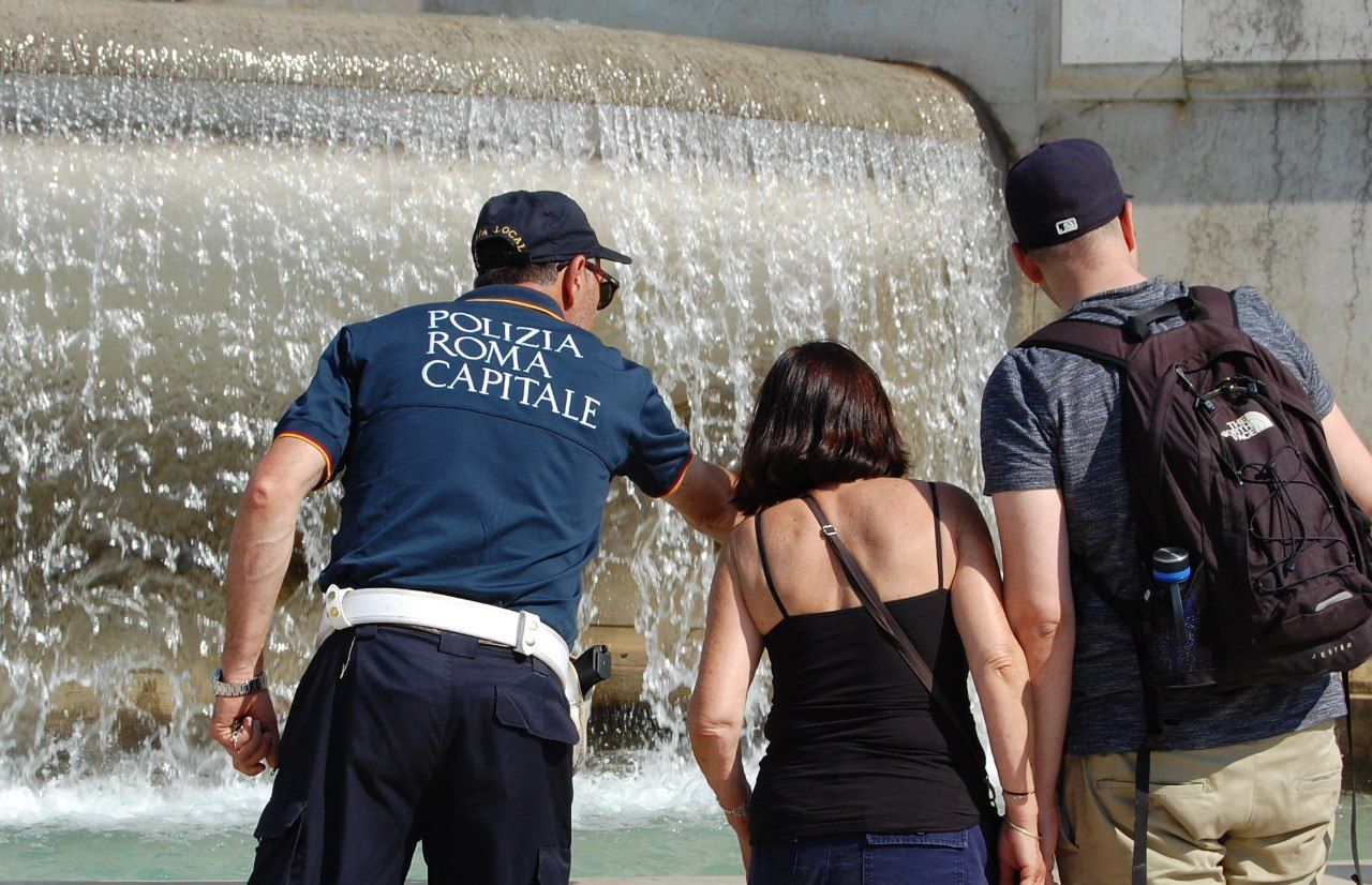 Turista nella fontana di Campo de' Fiori