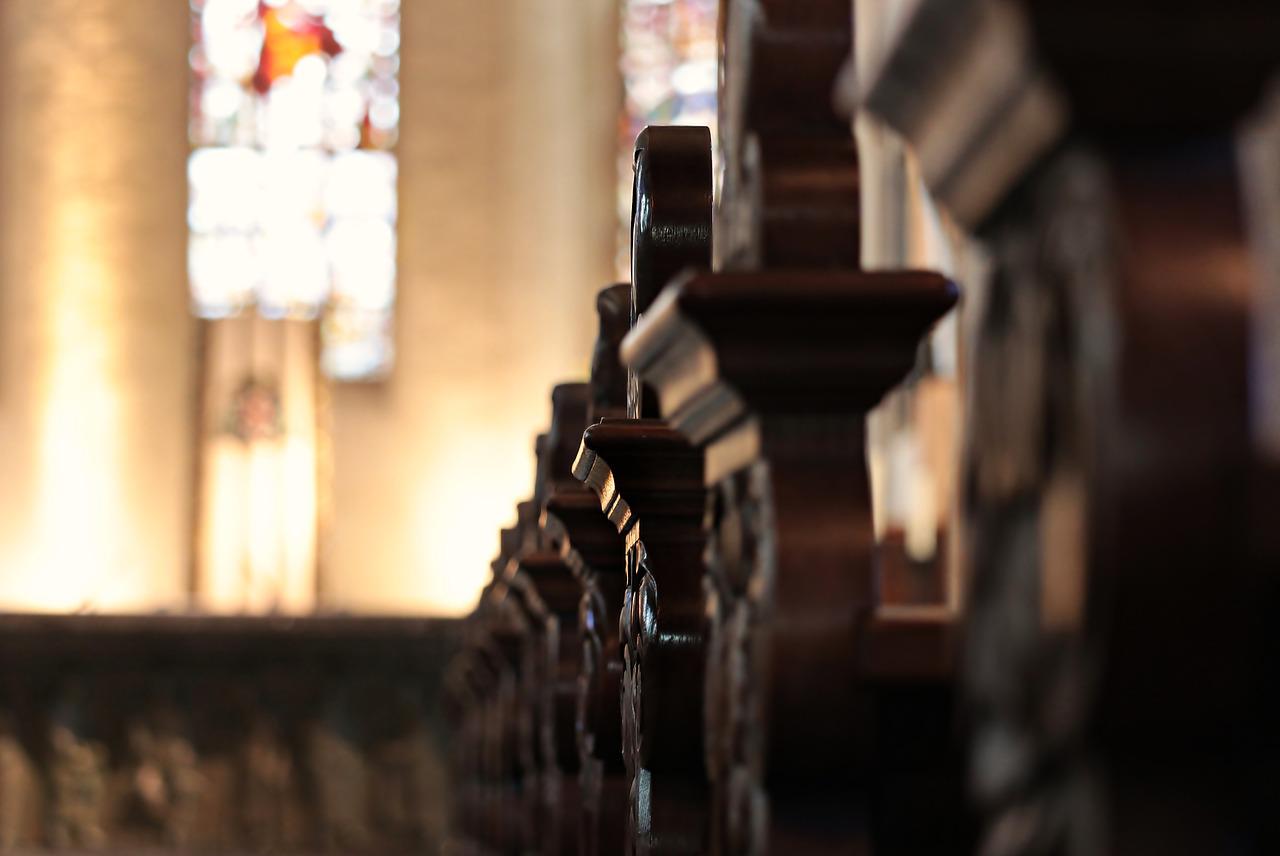 Anziano ha un malore improvviso in chiesa, si accascia e muore