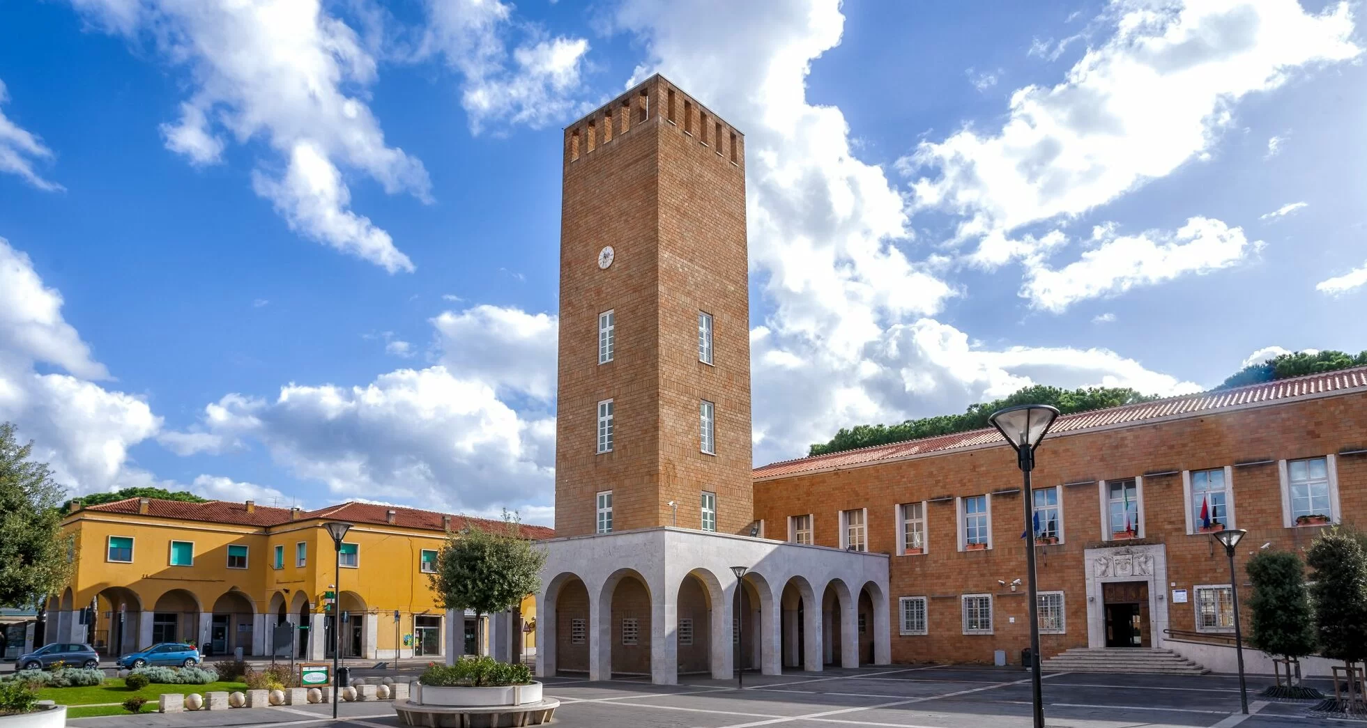 Elezioni Pomezia 2023, sede del comune e torre civica dove è stato deliberata l'anticipazione di tesoreria