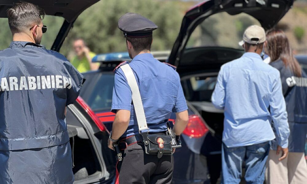 Carabinieri impegnai nei controlli al Colosseo multa per due turisti americani beccati a incidere il basamento di Augusto