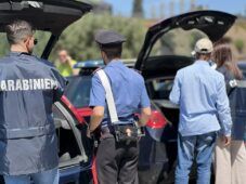 Carabinieri impegnai nei controlli al Colosseo multa per due turisti americani beccati a incidere il basamento di Augusto