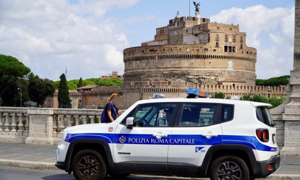 Roma, venditore abusivo si ribella ai controlli: cerca di aggredire gli agenti e danneggia l’auto di servizio