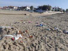 Sporcizia in spiaggia dopo il Ferragosto