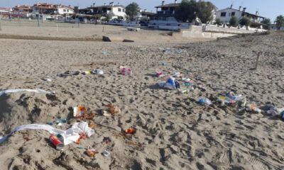 Sporcizia in spiaggia dopo il Ferragosto