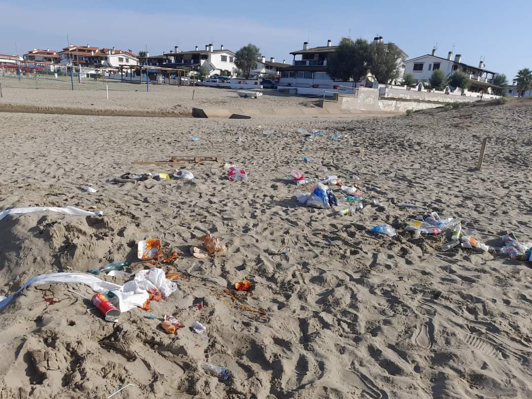 rifiuti di ogni genere in spiaggia