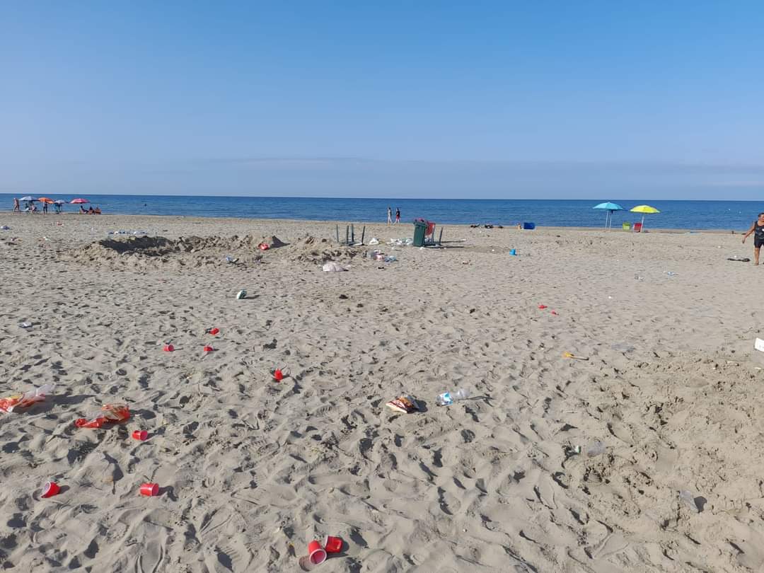 rifiuti spiagge del litorale romano