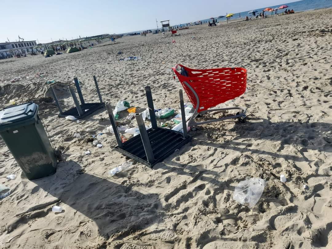 carrello e sporcizia in spiaggia