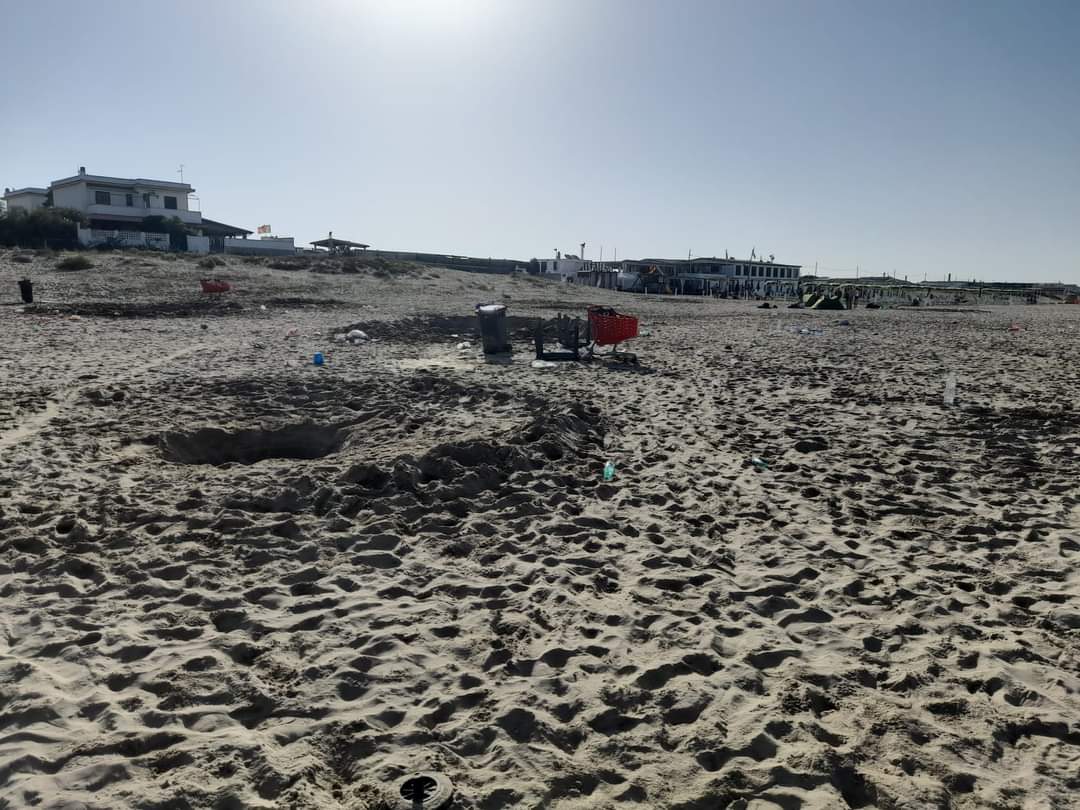 resti rifiuti spiaggia