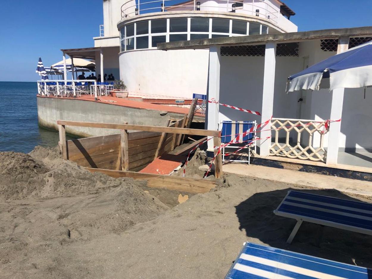 Fregene Stabilimento La Nave crollo delle cabine