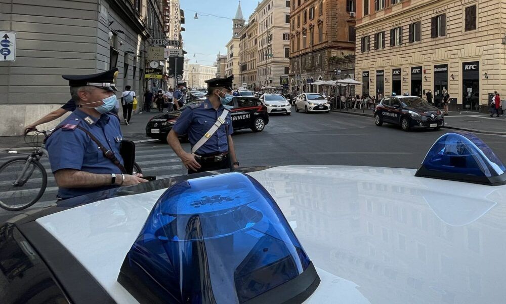Carabinieri impegnati nei controlli a Termini a Roma