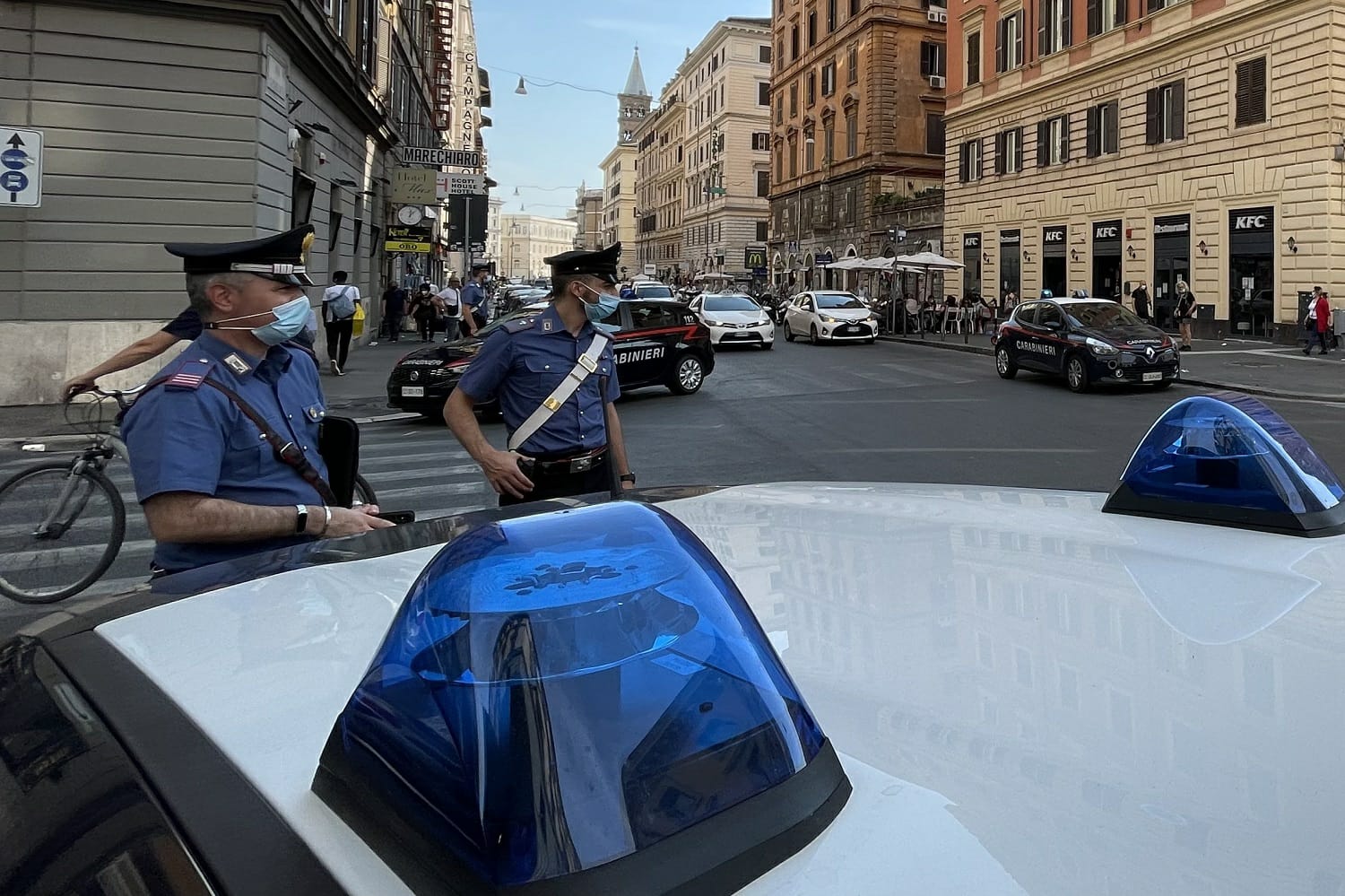 Carabinieri impegnati nei controlli a Termini a Roma