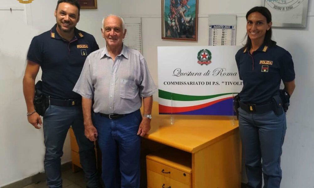 Trova uno zaino con dentro 600€ (ma non solo) e lo consegna alla Polizia Trova uno zaino con dentro 600€ (ma non solo) e lo consegna alla Polizia