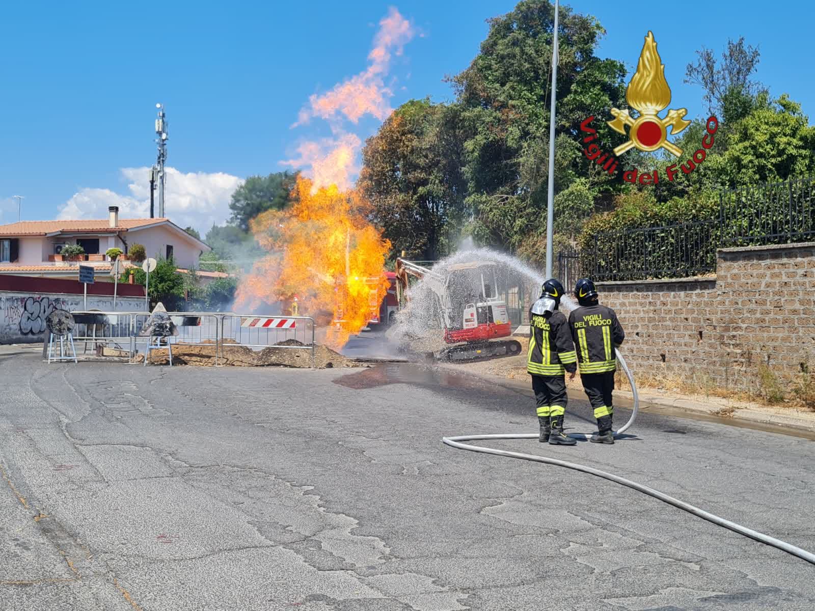 Fiamme alte in strada a causa di una fuga di gas