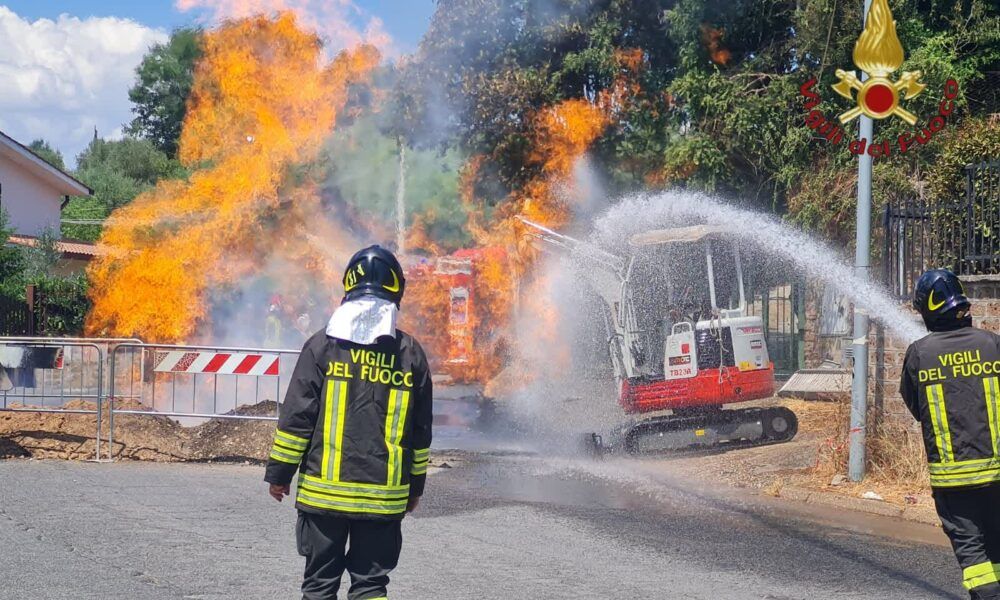 Fuga di gas in strada, intervento dei Vigili del Fuoco