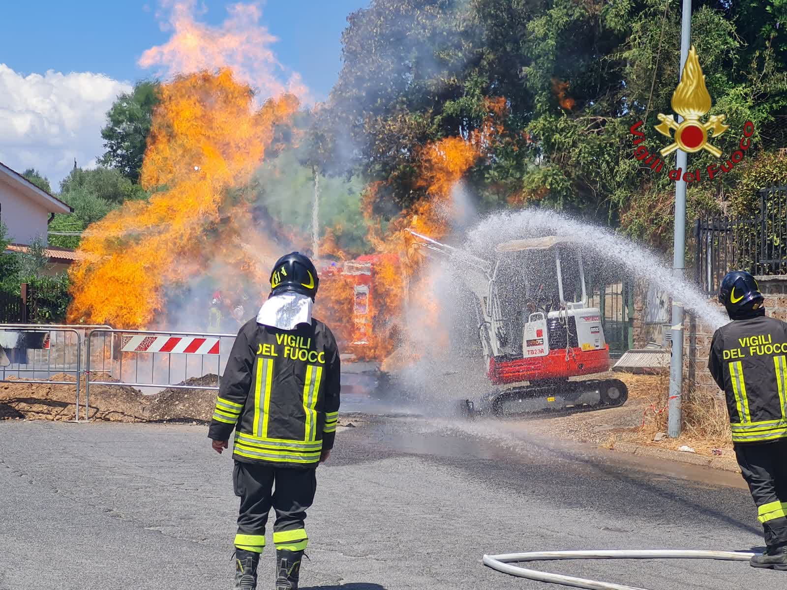 Fuga di gas in strada, intervento dei Vigili del Fuoco