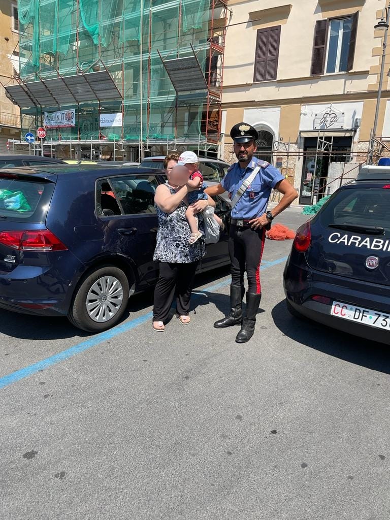 Bimba resta chiusa in auto: i carabinieri intervenuti