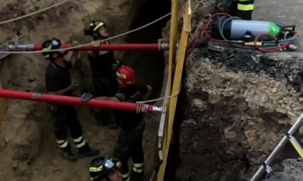 Roma. Cade in un tunnel sotterraneo e resta sommerso dalla sabbia: tirato fuori dopo 8 ore Roma. Cade in un tunnel sotterraneo e resta sommerso dalla sabbia: tirato fuori dopo 8 ore