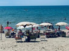 Ferragosto 2022, sul litorale romano spiagge e ristoranti pieni