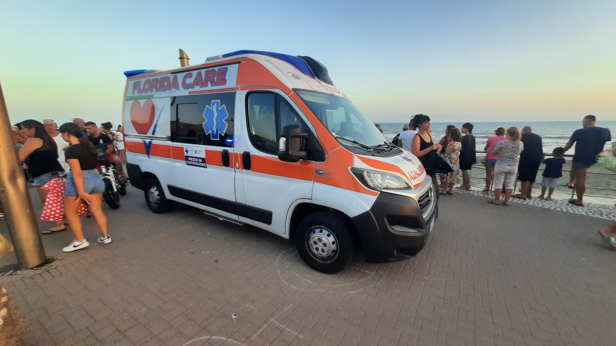 Ambulanza intervenuta a Ostia per il veicolo ribaltato sul Lungomare