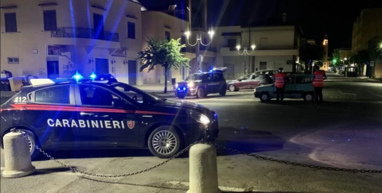 Pattuglia carabinieri intervenuta ad Aprilia per arrestare due uomini per spaccio