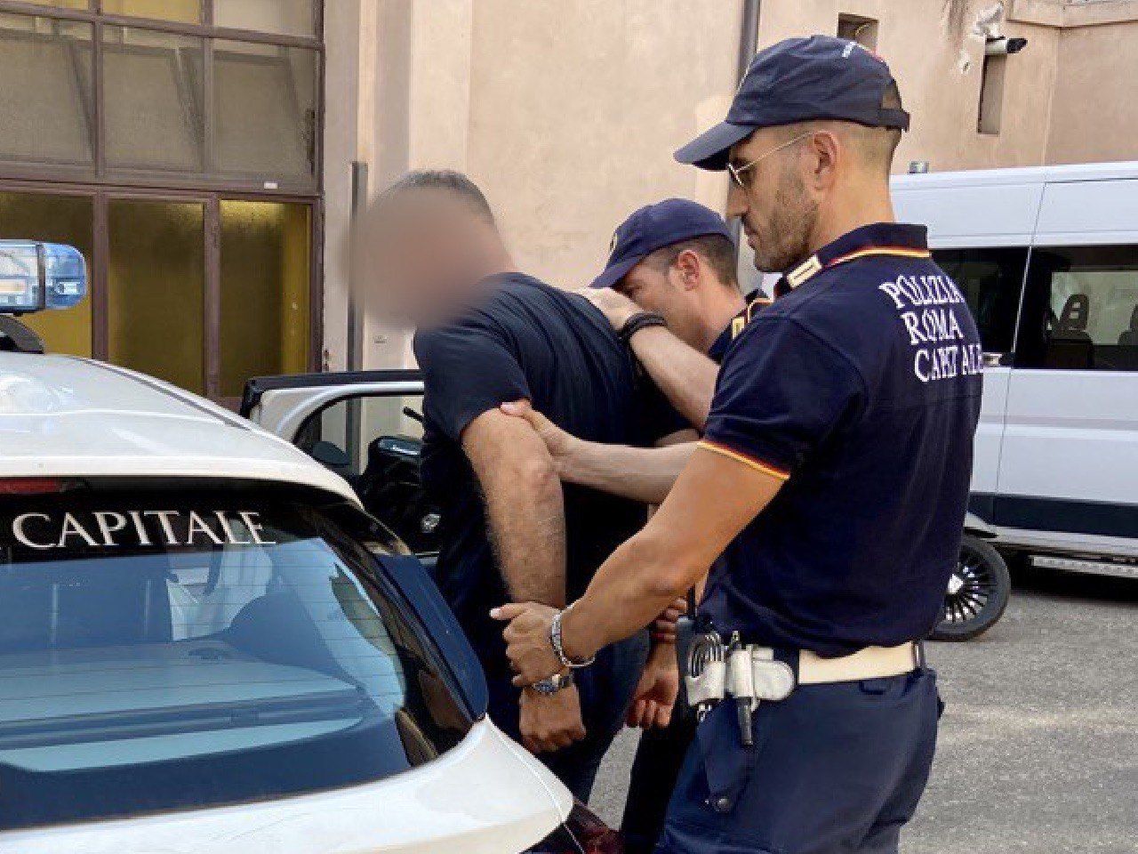 arresto polizia locale al centro Commerciale Roma Est