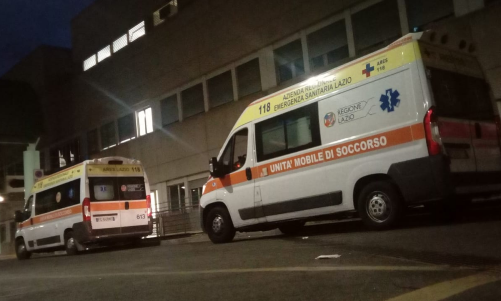 Ambulanze ferme davanti all'Ospedale per blocco barelle