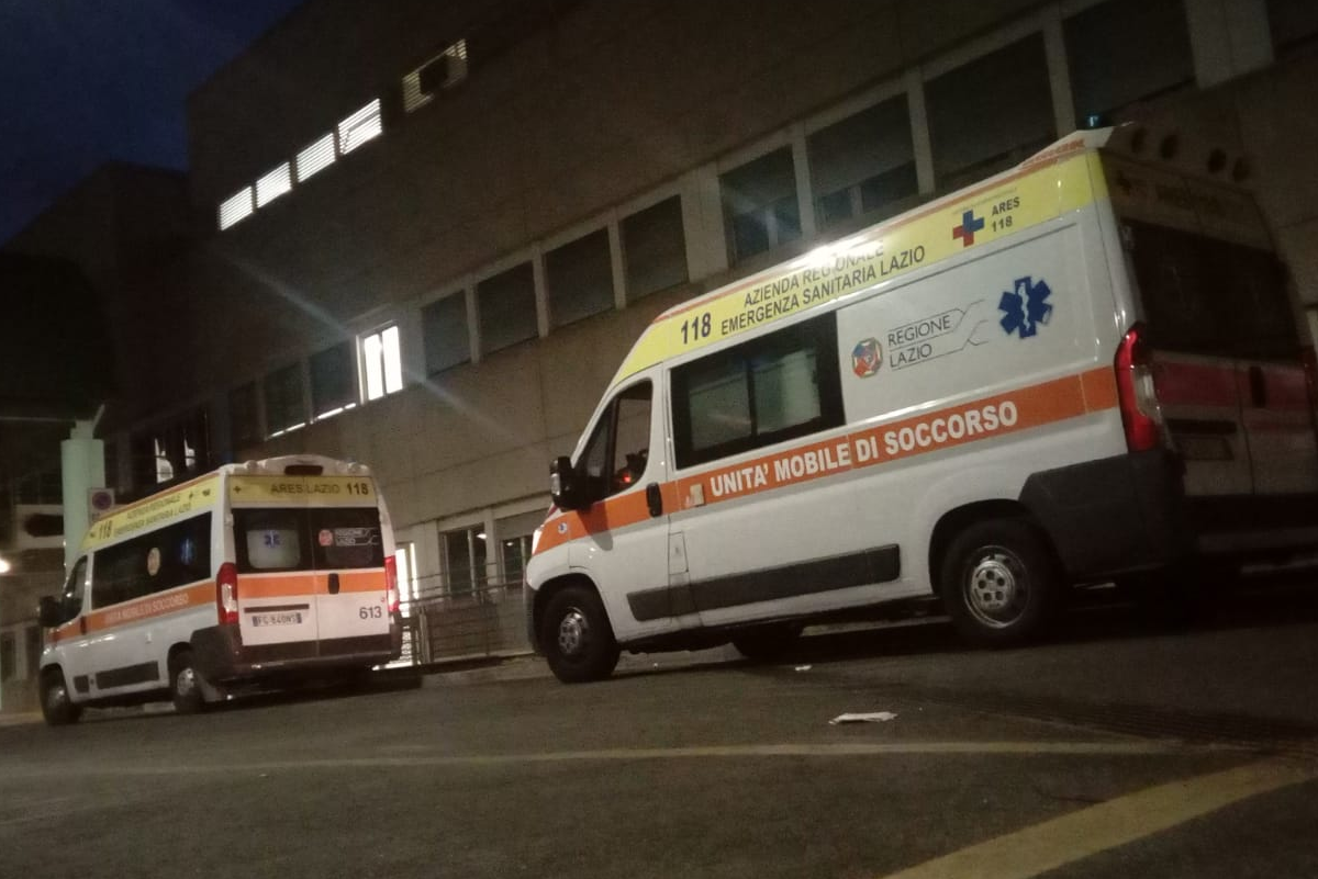 Ambulanze ferme davanti all'Ospedale per blocco barelle