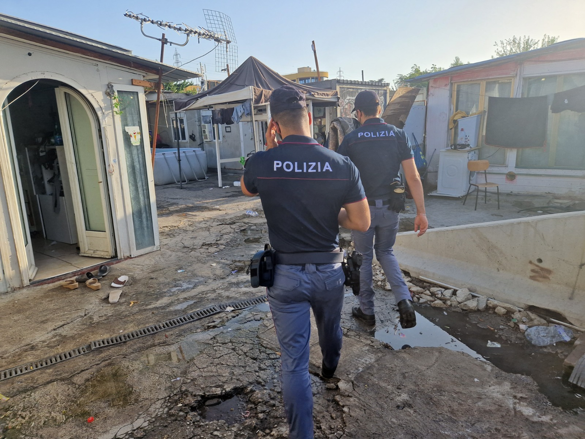 Agenti di Polizia nel campo rom trovano auto usata per furti