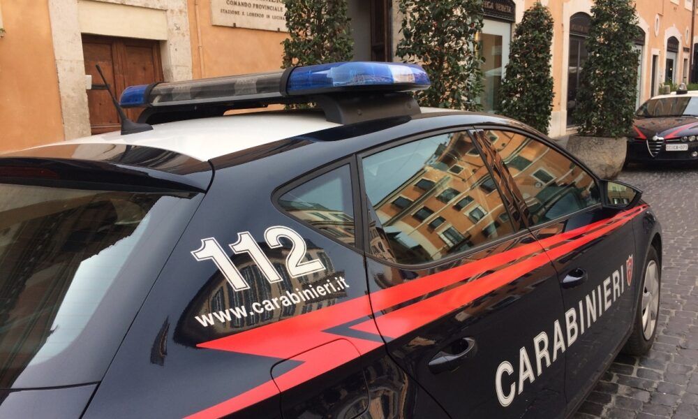 Donna nasconde marijuana sul terrazzo condominiale e viene trovata in possesso di hashish dai carabinieri