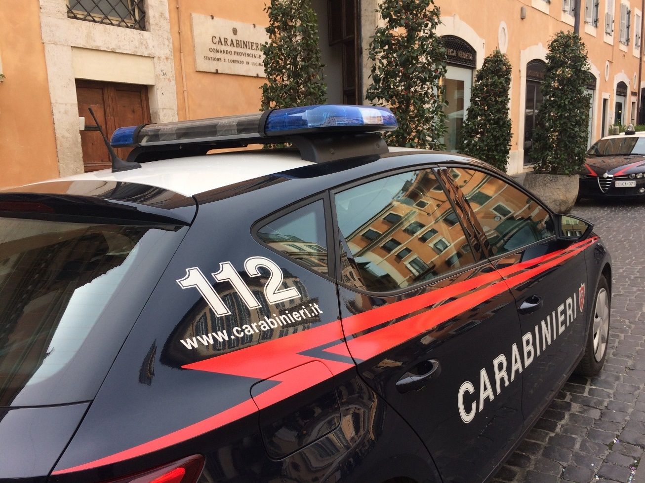 Donna nasconde marijuana sul terrazzo condominiale e viene trovata in possesso di hashish dai carabinieri