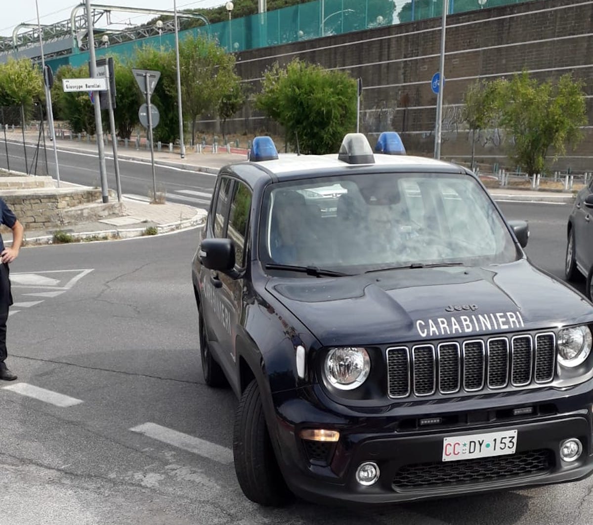 Auto in panne lungo il sentiero, famiglia salvata dai carabinieri