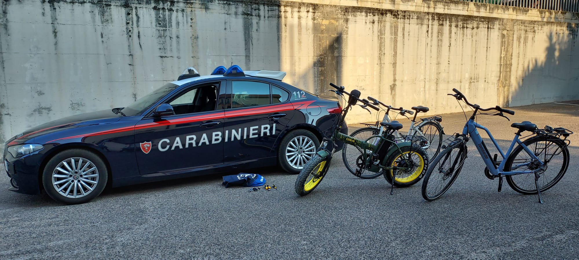 Viaggiavano sull'Appia con bici e un monopattino rubato, intervento dei Carabinieri