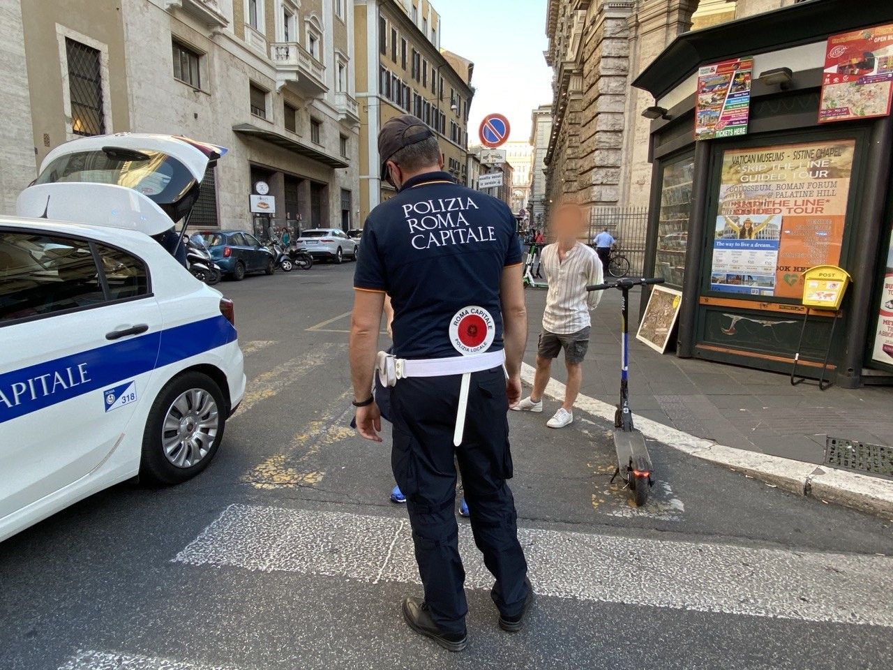 Monopattino contromano a Roma