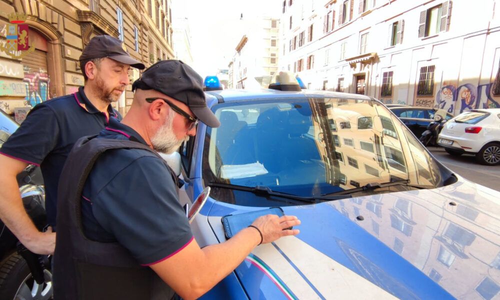 Pigneto, le rubano il portafogli mentre scarica la spesa: arrestati Pigneto, le rubano il portafogli mentre scarica la spesa: arrestati